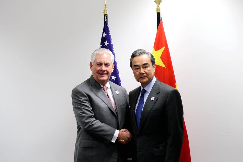 中國外交部長王毅（右）17日在德國波昂會見美國國務卿提勒森（左）。   圖：中央社(中新社提供)