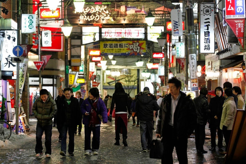 日本宣布將於24日首度實施「優質星期五」措施，每個月最後一個星期五下午3時提早下班，讓員工去吃喝玩樂、購物等，以刺激消費。   圖片來源：達志影像/路透社資料照片