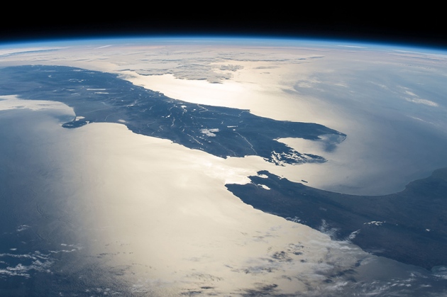 科學家認為，紐西蘭的南島（圖左）是新大陸的一部分。   圖：翻攝「nature」/NASA/JSC
