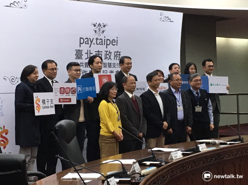 為因應行動支付時代來臨，北市資訊局18日宣布，市府已與8家業者合作，推出市府智慧支付平台「pay.taipei」，並於第一季上線。   圖：呂佳峻/攝