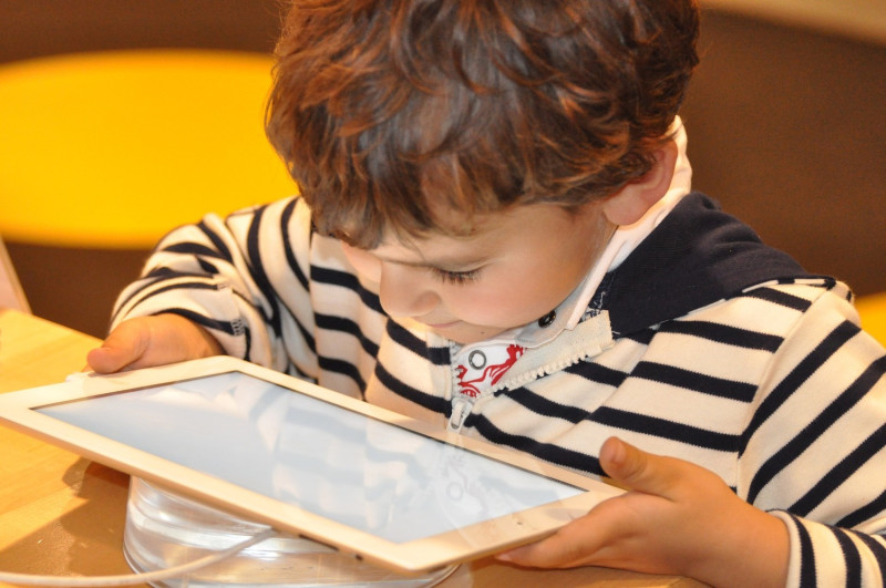 3C產品越來越普遍後，不少幼齡的孩子很早就接觸手機、平板，且樂在其中，讓家長非常頭痛。   圖：啟示出版社提供