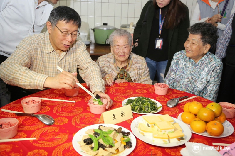 台北市長柯文哲18日再度重申，與其給老人1500元敬老金後不理他，當然一定是有長遠性、組織性老人照護系統會比較好。   圖：台北市政府提供