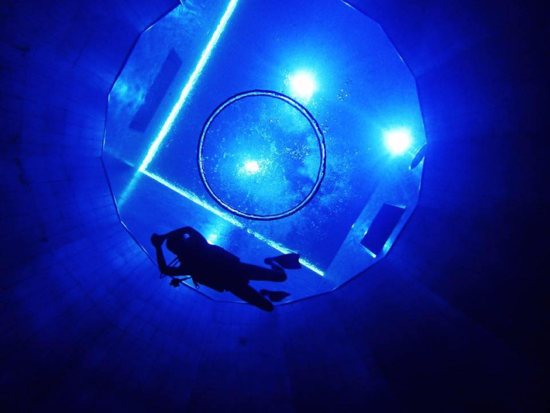 全球首家潛水旅館潛立方Divecube Hotel，斥資2億元，花五年的時間建造，2/19在台中正式開幕。這座結合住宿與潛水的「潛水旅館」，不僅是全球首座，更位於市區，引起全球潛水客的極 大關注。   圖：潛立方Divecube Hotel提供