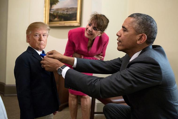 川普需要歐巴馬幫忙打領帶，他的嚴肅表情不禁引人發噱。   圖：翻攝Reddit