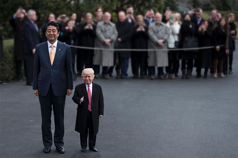 剛訪問過美國的日本首相安倍，也被設計陪著矮川普亮相。   圖：翻攝Reddit