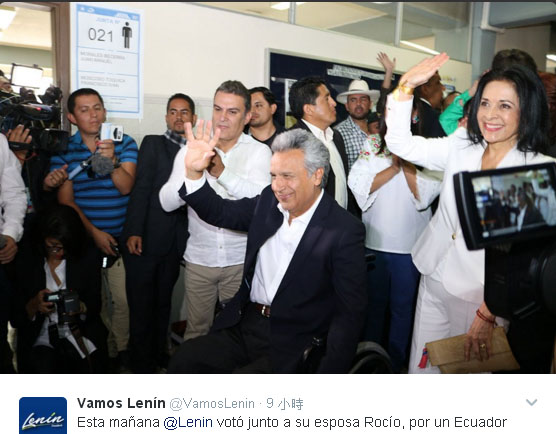 厄瓜多總統大選，執政黨「祖國聯盟運動」候選人、前副總統莫雷諾（中坐輪椅者）出口民調領先。   圖：翻攝莫雷諾推特