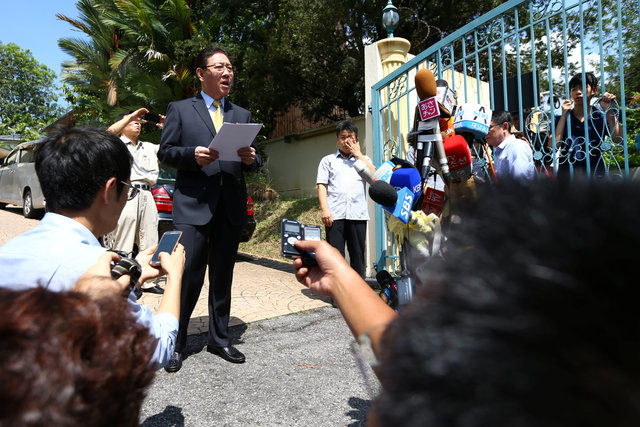 朝鮮駐吉隆坡大使姜哲20日下午在朝鮮使館外舉行記者會。   圖：達志影像/路透社