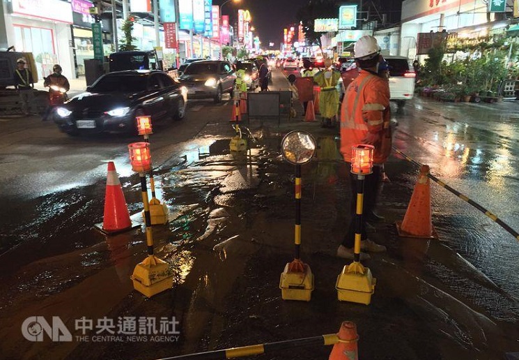 台灣自來水公司20日晚間表示，因台中市水利局進行污水下水道推進工程時，不慎挖斷管線，台中6萬戶自晚間 8時起停水36小時，彰化11萬戶同步停水26小時。   圖：中央社