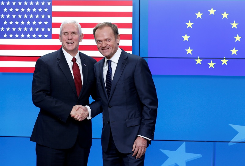 美國副總統彭斯(左)20日在布魯塞爾與歐洲理事會主席圖斯克 (右)會晤，傳達總統川普對美歐跨大西洋關係的堅定承諾。   圖：達志影像/路透社
