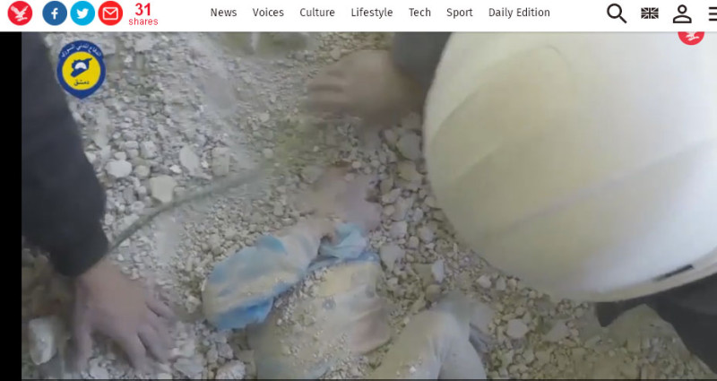 敍利亞女童遭遇空襲，被埋在瓦礫堆中，經過搶救總算挽回一命。   圖：翻攝英國《獨立報》