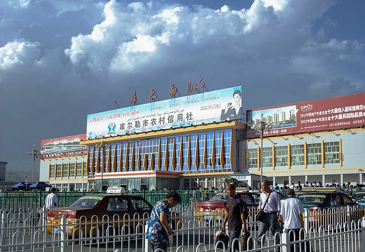 新疆安全部門實行強制措施，要求巴音郭楞蒙古自治州所有居民在汽車安裝「衛星定位」裝置，否則不准加油。圖為自治州首府庫爾勒火車站。   圖：翻攝維基百科