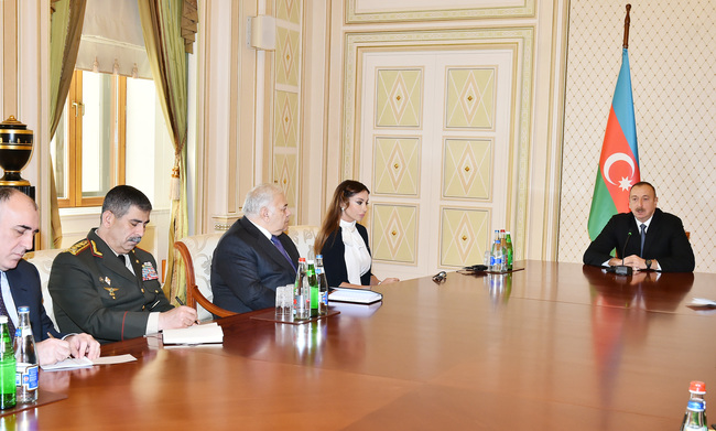 亞塞拜然總統阿利耶夫（右起）任命自己的妻子阿利耶娃為副總統，但未說明她負責的工作。   圖：翻攝亞塞拜然總統府網站