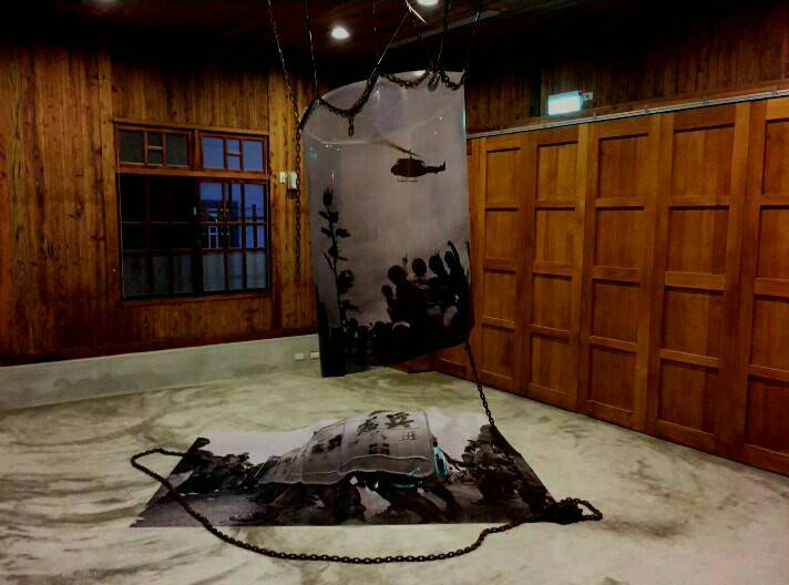 《千夫所指》照片裡的直昇機，在當時是權威、鎮暴的象徵。   圖：宋隆泉提供