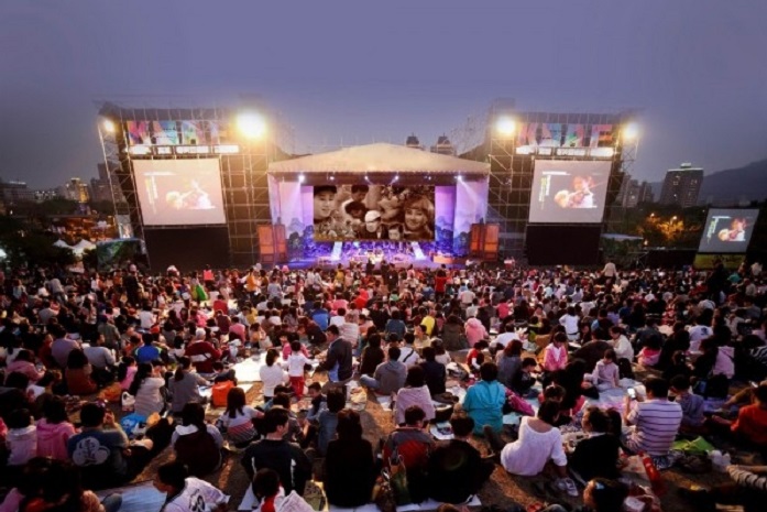 高雄228草地音樂會25、26日晚上在高美館面湖草坡登場。   圖：高雄市文化局提供