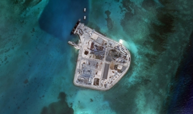 中國在南海填海造島，位於南沙群島中的永暑礁上明顯有軍事建築。   圖：翻攝自AMIT官網