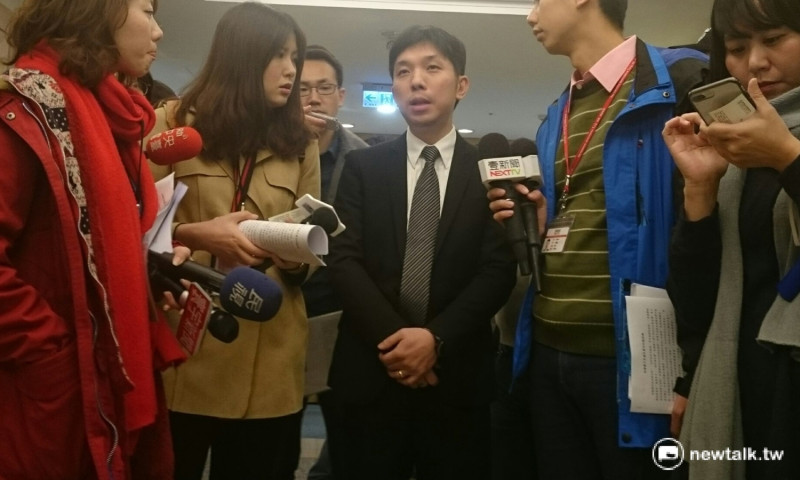 救國團律師劉昌坪（中）24日質疑黨產會聽證程序的正當性。   圖：林朝億/攝