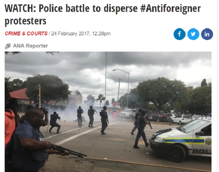 南非普勒托利亞24日爆發大規模排外衝突，警方發射橡皮子彈和催淚瓦斯驅散人群。   圖：翻攝IOL news網站