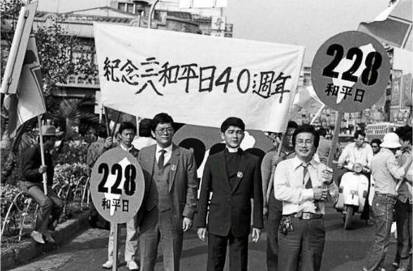 1987是台灣政治力大解崩的年代，當年2月15日，林宗正牧師與黃昭凱，陪同鄭南榕，在台南市舉辦第一場228事件平反遊行。   圖：宋隆泉提供