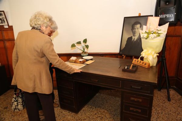 在台南市展出「亂世英魂-湯德章律師逝世70週年紀念活動」中，湯德章書桌重現。   圖：翻拍自台南市政府網站