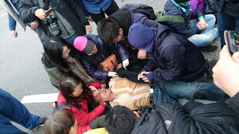 為了拆除基隆市火車站前蔣介石銅像，自由台灣黨支持者27日與警方推擠過程中，一位長者暈倒送醫。   圖：讀者提供