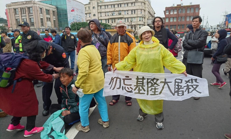自由台灣黨主席蔡丁貴27日率領支持者前往基隆市要拆火車站前蔣介石銅像，並呼籲勿忘基隆大屠殺。   圖：讀者提供