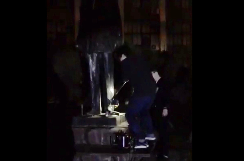 輔大學生及民眾在28日凌晨持砂輪機等工具，企圖拆除校園內的蔣介石銅像。   圖：翻攝直播畫面