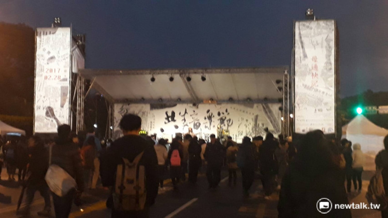 今年「共生音樂會」音樂表演部分，邀請到平時關注台灣社會議題的歌手輪流上台演唱，讓陰雨綿綿的凱道現場充滿了熱情的樂聲。   蔡幸秀攝