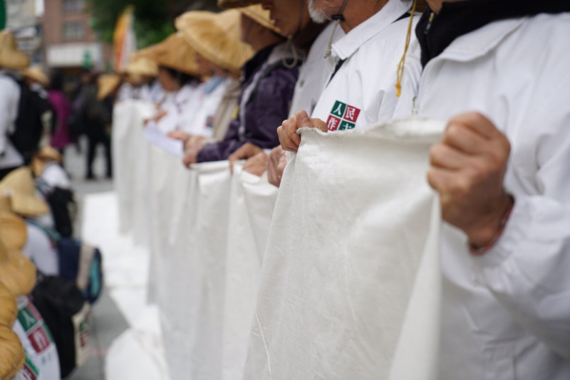《重返228事件平反遊行》台北遊行現場：遊行隊伍手持 巨大白布，象徵緬懷受難者以及無聲的吶喊。   圖：黃裕順提供