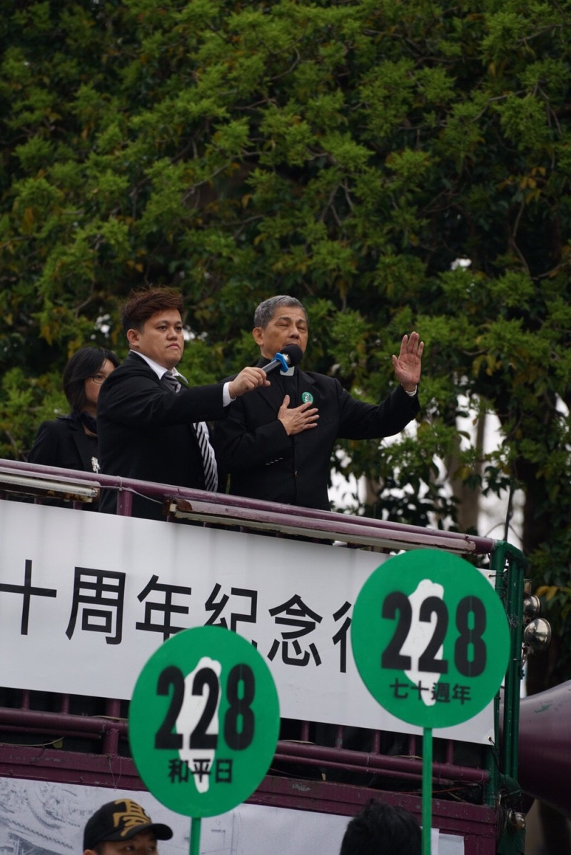 《重返228事件平反遊行》台南遊行現場：林宗正牧師在台南復刻版遊行現場，帶現場群眾禱告默哀。   圖：黃裕順提供