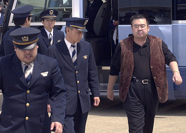 朝鮮1日對金正男在馬來西亞遭VX神經毒劑毒殺的說法表示「荒謬」，指控是韓國和美國造謠中傷朝鮮。圖為金正男2001年出現在日本成田機場。      圖：達志影像/路透社資料照片