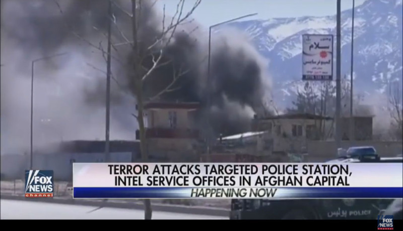 阿富汗喀布爾警察中心的汽車炸彈爆炸威力驚人，爆炸的濃煙甚至竄上幾十公尺的高空。   圖：翻攝FOX NEWS