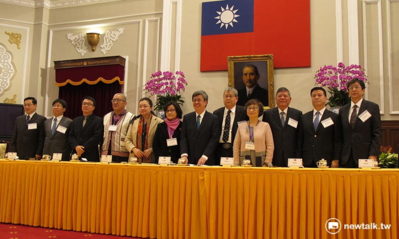 副總統陳建仁2日與補提名的11席監委一同舉辦記者會。   圖：林朝億/攝