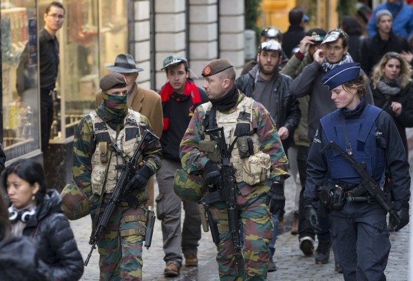 比利時去年遭受恐怖攻擊後，軍隊在街上巡邏，目前事件將屆滿周年，當局也在重要地點加強防備。   圖：達志影像/美聯社資料照片