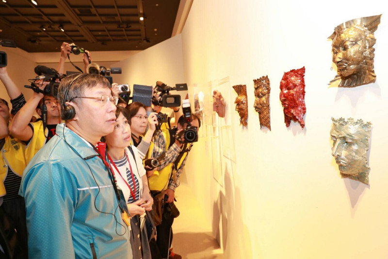 柯文哲率北市府團隊進行台南的參訪，夫人陳佩琪也一同前往參觀奇美博物館。   圖：北市府提供