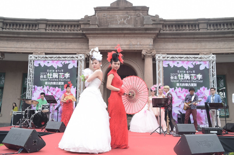 復古婚紗秀，讓大家感受新嫁娘與花朵爭艷的歡樂氣氛。   圖：台北市政府提供