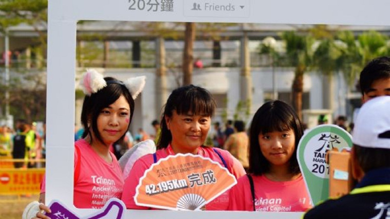古都國際馬拉松主辦單位設置拍照打卡立牌，吸引不少民眾前往拍照打卡，為比賽增添不少趣味。   圖：台南市政府提供