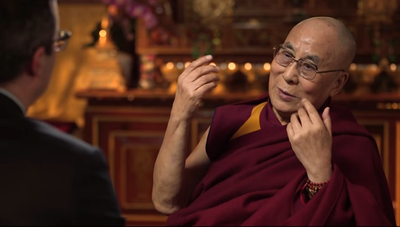 達賴喇嘛接受美國HBO娛樂節目「上週今夜」（Last Week Tonight）主持人約翰‧奧利佛（John Oliver）訪問。   圖：翻攝網路