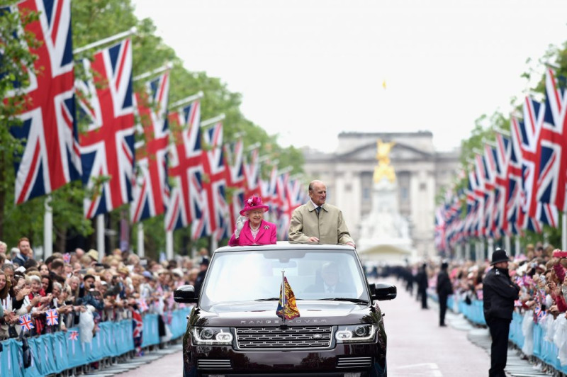 英國女王伊麗莎白二世（乘客左）去年歡度90大壽與民同樂，露天生日趴擠進萬名民眾。   圖：翻攝THE PATRON'S LUNCH官網
