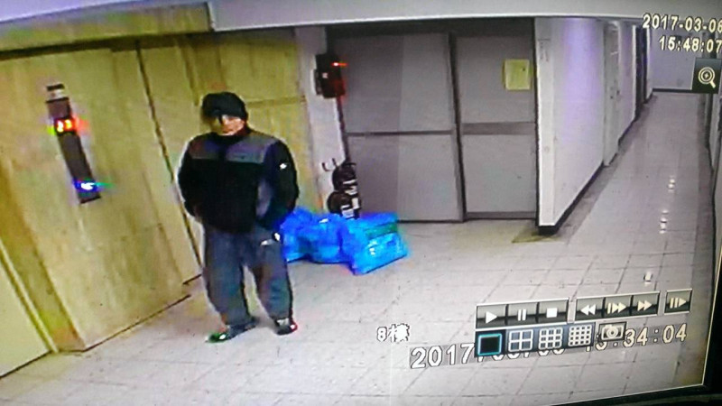 黃越宏指控劉益宏的弟弟7日對他施暴，圖為劉站在電梯門口的監視器畫面。   圖：黃越宏提供