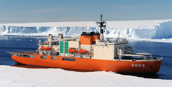 日本南極觀測船「白瀨號」2016年11月往南極啟航，載有80名觀測團成員。   圖：翻攝日本海上自衛隊官網