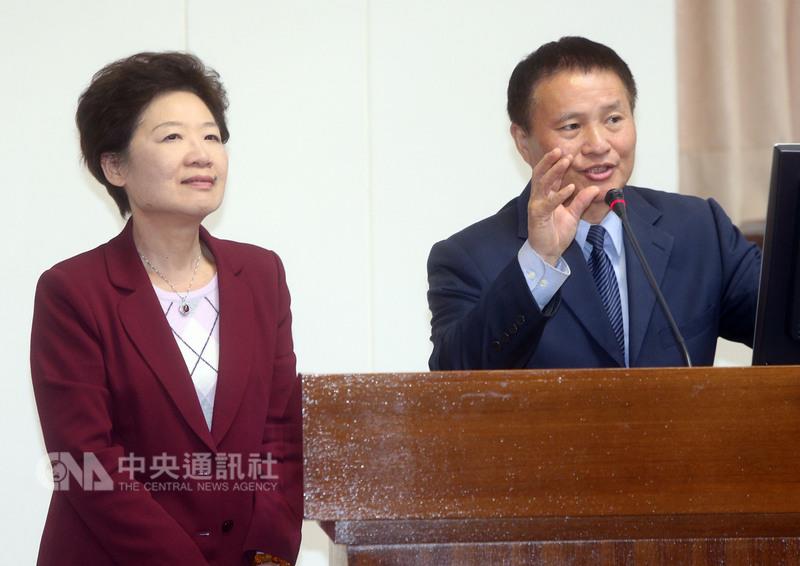 公平會主委黃美瑛(左)8日表示，中華電信與台灣大哥大原本傳出2月份網路4G吃到飽方案要退場，雖然2月底沒有聯合退場，但若變成低價惡性競爭，也不符合市場秩序。    圖:中央社資料照片