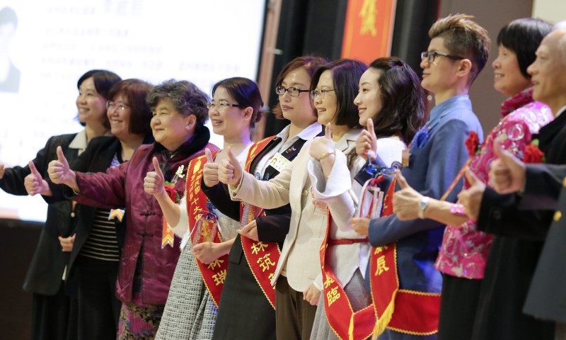 總統蔡英文8日下午出席「中華民國第24屆十大傑出女青年表揚大會暨金鳳獎頒獎典禮」，並予得獎者合影。   圖：總統府提供