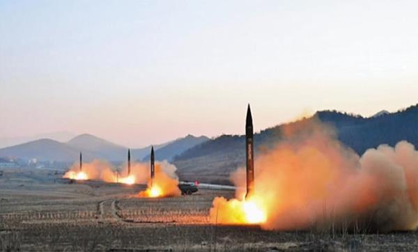 朝鮮通過朝鮮中央電視台公開日發射4枚彈道導彈的場面。   圖：翻攝《朝鮮日報》