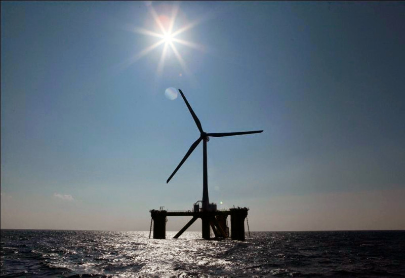 歷經311地震引發的核災，福島縣尋求乾淨能源，日本首座浮體式海上風力發電設備「福島未來」，已經在2014年1月開始運轉。   圖：達志影像/美聯社資料照片