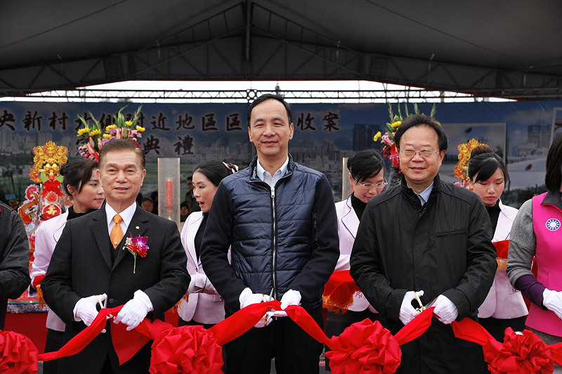新北市長朱立倫及地方人士，9日上午為「新店中央新村北側附近地區區段徵收案」進行完工剪綵。   圖：王峻昌攝