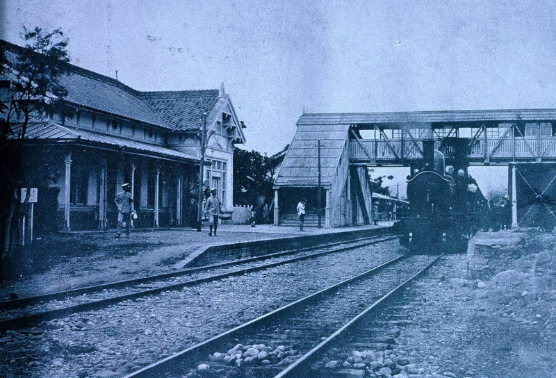 第一代的台中車站是一木造平房，與台鐵現今的許多未改建小站類似。   圖：翻攝自台灣鐵路管理局網站