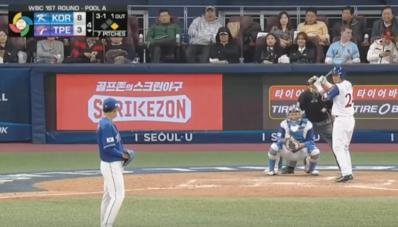 台灣隊林哲瑄（圖中打者）於經典賽台韓戰4局下半，敲出2分打點全壘打。   