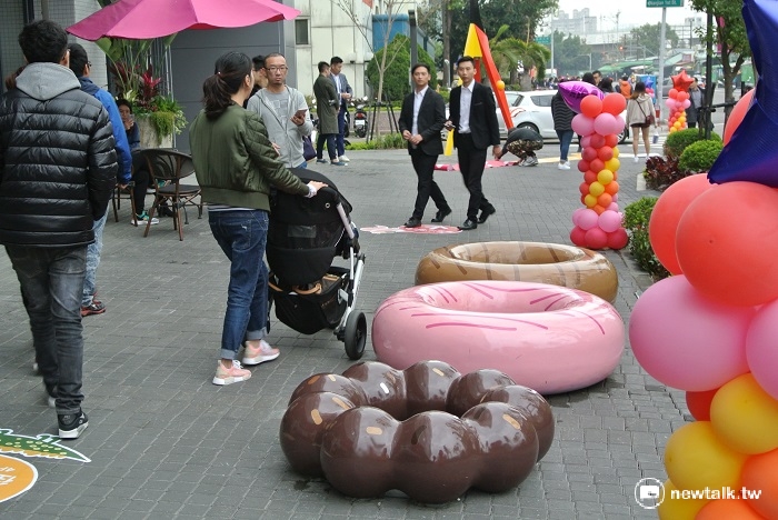 秀泰廣場邊有造型可愛的甜甜圈。   圖：唐復年/攝