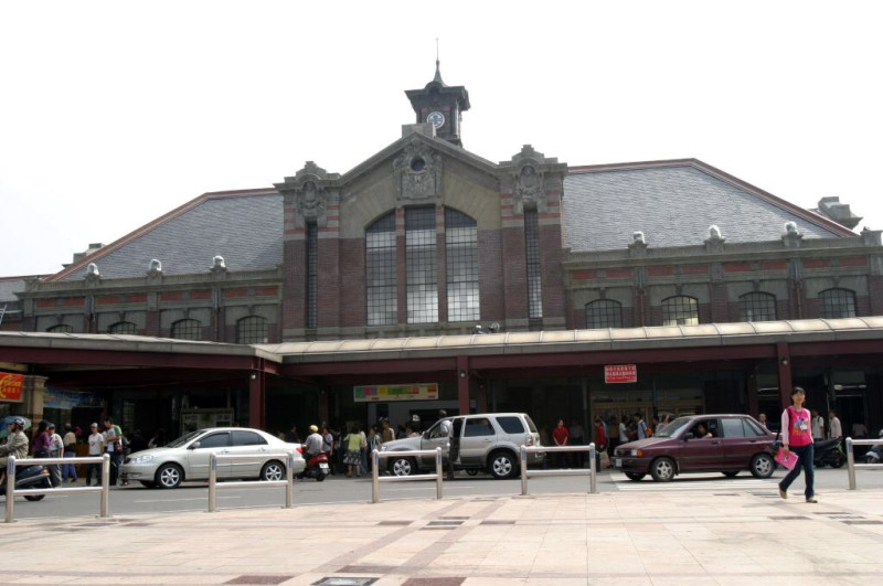 台中車站—台中驛，第一代車站興建於1905年，1917年3月31日，第二代車站「改中驛」完工，車站主體為紅磚造，搭配山牆式設計，屋頂為洋式木構造青銅板瓦片拼成，月台是鑄鐵構造，巴洛克式建築。是全台碩存最完整的火車站之一，也是二級古蹟。   圖:翻攝自台中市觀旅局官網