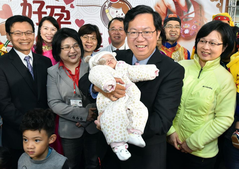 台灣老化指數又創新高，桃園市推動「中醫助孕養胎調理計畫」在既有「健康幸福家庭補助計畫」中，納入中醫專業調理服務。   圖：翻攝自鄭文燦臉書